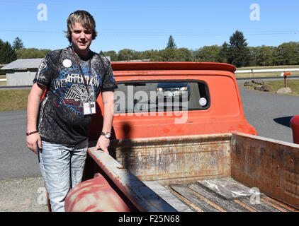 Fourches, USA. 10 Sep, 2015. Aaron John d'Angleterre s'appuie contre un enlèvement, un même camion conduit par le personnage principal de Bella dans le film "Twilight" dans Forks, USA, 10 septembre 2015. John est arrivé à l'occasion du festival célèbre le dixième anniversaire de la première publication de la série Twilight. La ville de Forks dans l'État américain de Washington est devenue célèbre dans le monde entier après la publication de la série Twilight livres et film. Photo : Chris Melzer/dpa/Alamy Live News Banque D'Images