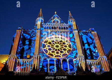 En France, en Eure et Loir, Chartres, Cathédrale Notre Dame inscrite au Patrimoine Mondial de l'UNESCO, portail sud, éclairé par la scénographie spectaculaires Banque D'Images