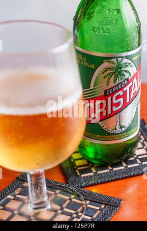 Cuba, La Havane, la bière Cristal nationale sur la Plaza Vieja terrasse Banque D'Images