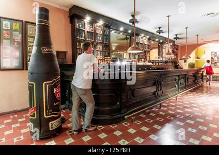 La Havane, Cuba La Habana Vieja, quartier classé au Patrimoine Mondial par l'UNESCO, Havana Club, Musée bar dégustation, dégustation de rhum bar, modèle libération ok Banque D'Images