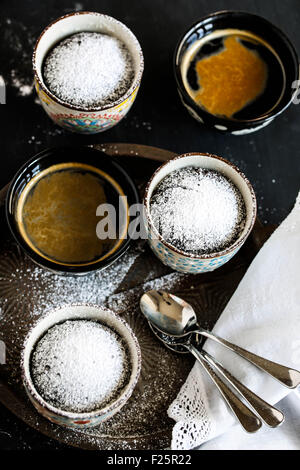 Mug cake au chocolat et des tasses de café. Banque D'Images
