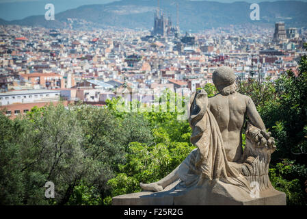 Statue devant Musée National d'Art de Catalogne, Barcelone, Espagne. Arrière-plan sur la Sagrada Familia Banque D'Images