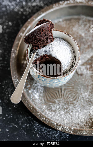 Mug cake au chocolat. Banque D'Images