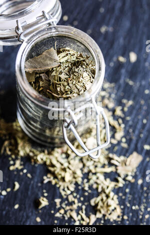 Les feuilles de stevia séchées sur un pot. Banque D'Images
