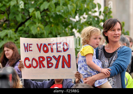 Londres, Royaume-Uni. 12 Sep, 2015. Les foules se rassemblent à l'extérieur du centre de congrès Queen Elizabeth II à Westminster pour le résultat de l'élection à la direction du parti du travail. Credit : PjrNews/Alamy Live News Banque D'Images