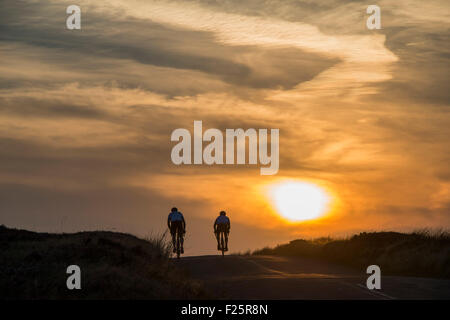 Lammermuir Hills, Ecosse, Royaume-Uni. Sep 11, 2015. Les cyclistes a frappé la crête d'une colline, au coucher du soleil dans le Lammermuir Hills près de la région des Scottish Borders. Crédit : Andrew O'Brien/Alamy Live News Banque D'Images