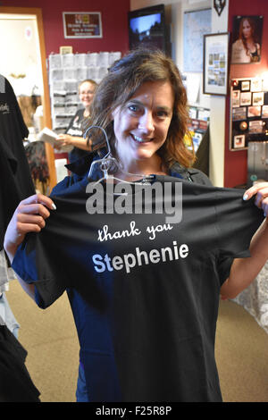 Fourches, USA. 10 Sep, 2015. Une femme présente s t-shirt avec l'inscription "merci Stephenie' sur elle à Forks, USA, 10 septembre 2015. La chemise est consacré à Stephenie Meyer, l'auteur de la Twillight books. Il y a 10 ans, la ville de Forks dans l'État américain de Washington est devenue célèbre dans le monde entier après la publication de la série Twilight livres et film. Photo : Chris Melzer/dpa/Alamy Live News Banque D'Images