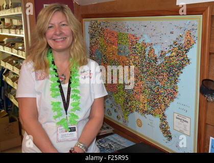 Fourches, USA. 10 Sep, 2015. Lissy Andros de la chambre de commerce de fourches, pose à côté d'une carte des États-Unis dans la région de Forks, USA, 10 septembre 2015. Andros déplacée à Forks à cause de la pénombre des livres et est maintenant responsable du tourisme dans la ville. Il y a 10 ans, la ville de Forks dans l'État américain de Washington est devenue célèbre dans le monde entier après la publication de la série Twilight livres et film. Photo : Chris Melzer/dpa/Alamy Live News Banque D'Images