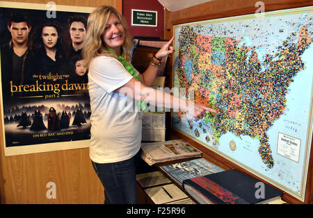 Fourches, USA. 10 Sep, 2015. Lissy Andros de la chambre de commerce de fourches, pose à côté d'une carte des États-Unis dans la région de Forks, USA, 10 septembre 2015. Andros déplacée à Forks à cause de la pénombre des livres et est maintenant responsable du tourisme dans la ville. Il y a 10 ans, la ville de Forks dans l'État américain de Washington est devenue célèbre dans le monde entier après la publication de la série Twilight livres et film. Photo : Chris Melzer/dpa/Alamy Live News Banque D'Images