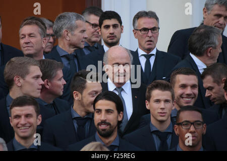 Thomas Mueller, Matthias Ginter, Andreas Koepke, Mesut Oezil, Sami Khedira, Sepp Blatter, Erik Durm, Lukas Podolski, Jerome Voile Banque D'Images