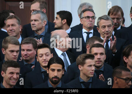 Thomas Mueller, Matthias Ginter, Andreas Koepke, Mesut Oezil, Sami Khedira, Sepp Blatter, Erik Durm, Lukas Podolski, Jerome Voile Banque D'Images