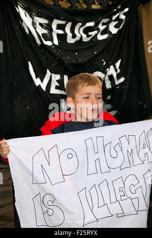 Affiches multicolores peintes à la main, bannières de bienvenue et affiches à Liverpool, Merseyside, Royaume-Uni, le 12th septembre 2015. Rassemblement de bienvenue pour les réfugiés. Une journée nationale d'action a été appelée en réponse aux rapports faisant état de réfugiés fuyant la guerre, la persécution, la torture et la pauvreté, perdant leur vie ou luttant pour trouver un refuge sûr. La Journée nationale d'action est parrainée par Stop the War Coalition, Solidarity with Refugees, Stand up to racisme, BARAC, réseau des droits des migrants, Assemblée populaire, War on Nant, Mouvement contre la xénophobie, Love Music Hate racisme. Soutenir la marche des demandeurs d'asile dans le centre-ville. Banque D'Images