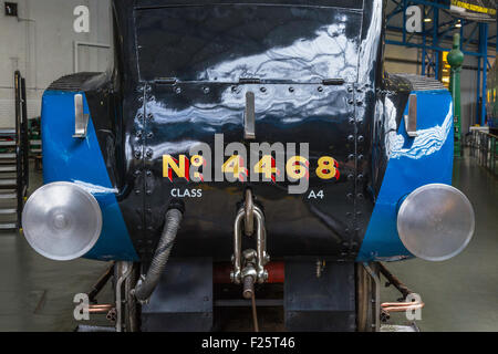 Vue de l'extrémité avant d'une locomotive mallard célèbre4au National Railway Museum Banque D'Images