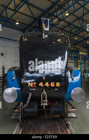 Vue de l'extrémité avant d'une locomotive mallard célèbre4 au Musée National du chemin de fer Banque D'Images