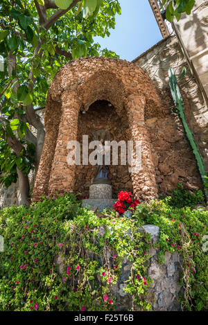 Petit sanctuaire à côté de Saint Joseph de l'église de montagne situé près de Parc Guell à Barcelone, Espagne Banque D'Images