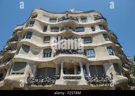 Bâtiment de la Casa Mila aussi appelée La Pedrera conçu par Antoni Gaudi au Passeig de Gracia, à Barcelone, Espagne Banque D'Images