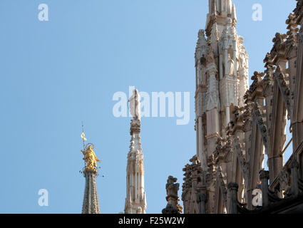 Statue d'or de la Vierge Marie, la cathédrale de Milan - Italie Banque D'Images