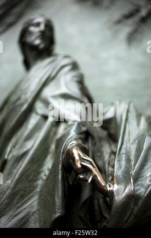 Vierge Marie de toucher la main de Jésus - Sculpture sur le portail en bronze Banque D'Images