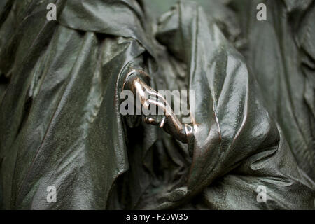 Vierge Marie de toucher la main de Jésus - Sculpture sur le portail en bronze Banque D'Images