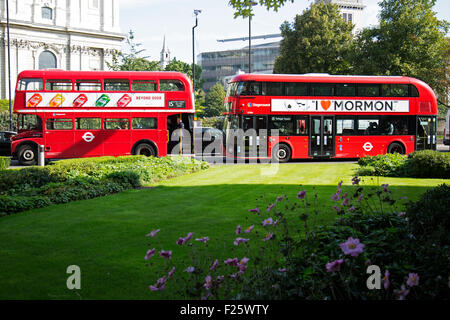 Nouveaux et anciens 't' bus à Londres. Banque D'Images