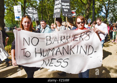 Londres, Royaume-Uni. 12 septembre 2015. Des pancartes et des bannières colorées qui a eu lieu en altitude par des manifestants marchant en faveur des réfugiés. Credit : Gordon 1928/Alamy Live News Banque D'Images