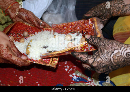 Mehendi mains décorées de deux dames au cours d'un rituel traditionnel effectué dans un mariage Jain Banque D'Images