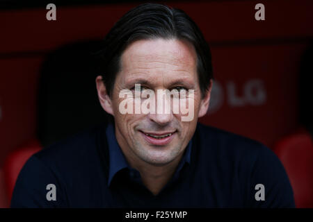 Leverkusen, Allemagne. 12 Sep, 2015. L'entraîneur de Leverkusen Roger Schmidt sourit avant de la Bundesliga match de football entre le Bayer Leverkusen et Darmstadt 98 à Leverkusen, Allemagne, 12 septembre 2015. PHOTO : MAJA HITIJ/DPA (EMBARGO SUR LES CONDITIONS - ATTENTION : En raison de la lignes directrices d'accréditation, le LDF n'autorise la publication et l'utilisation de jusqu'à 15 photos par correspondance sur internet et dans les médias en ligne pendant le match.) Crédit : dpa/Alamy Live News Banque D'Images