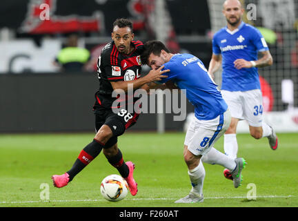 Leverkusen, Allemagne. 12 Sep, 2015. Karim Bellarabi de Leverkusen (l) et Darmstadt's Jerome Gondorf rivalisent pour le ballon pendant le match de football Bundesliga allemande entre le Bayer Leverkusen et Darmstadt 98 à Leverkusen, Allemagne, 12 septembre 2015. PHOTO : MAJA HITIJ/DPA (EMBARGO SUR LES CONDITIONS - ATTENTION : En raison de la lignes directrices d'accréditation, le LDF n'autorise la publication et l'utilisation de jusqu'à 15 photos par correspondance sur internet et dans les médias en ligne pendant le match.) Crédit : dpa/Alamy Live News Banque D'Images