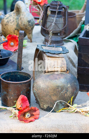 Divers objets en cuivre dans un marché de rue Banque D'Images