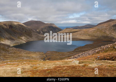 Etchachan Loch, Parc National de Cairngorms, en Écosse, Royaume-Uni Banque D'Images