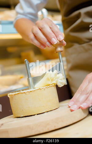 Une couche de rasage à partir d'un fromage Banque D'Images