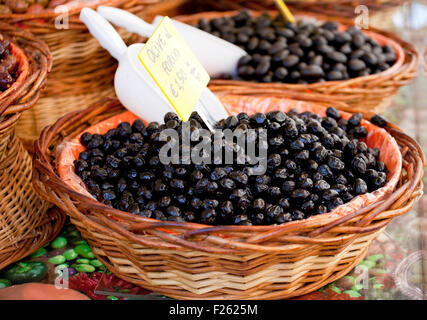 Olives sur un panier en osier Banque D'Images