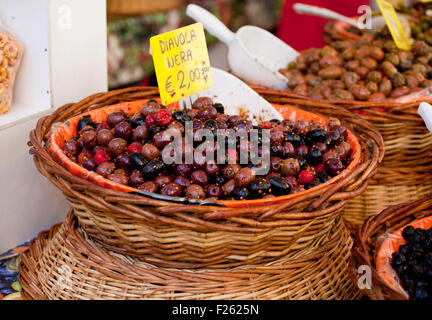 Olives sur un panier en osier Banque D'Images