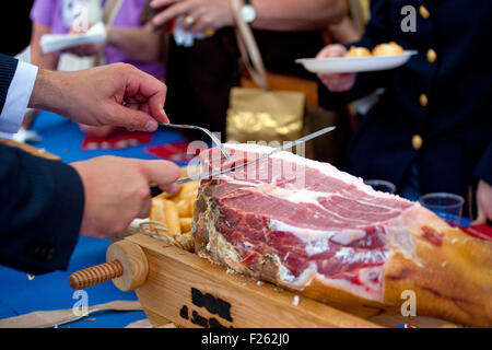 Waiter est de trancher le jambon cru Italien Banque D'Images