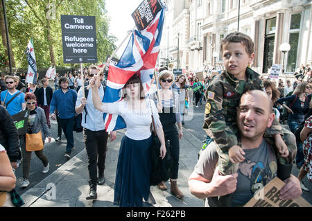 Londres, Royaume-Uni. 12 Sep, 2015. Une femme tenant un drapeau du Royaume-Uni au cours d'une démonstration de solidarité avec les réfugiés à Londres, au Royaume-Uni. Credit : Noemi Gago/Alamy Live News Banque D'Images