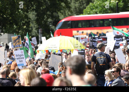 Londres, Royaume-Uni. 12 Sep, 2015. Le centre de Londres, le 12 septembre 2015 -des dizaines de milliers de manifestants s'est joint à mars en solidarité avec les réfugiés syriens et de célébrer l'élection de Jeremy Corbyn leader du travail Crédit : Finn Nocher/Alamy Live News Banque D'Images