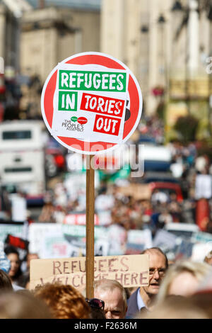 Bristol, UK, le 12 septembre, 2015. Un manifestant participant à une manifestation en faveur des réfugiés à Bristol nous tend un placard en faveur des réfugiés. La démonstration faisait partie d'une journée nationale d'action pour appeler le gouvernement britannique à faire plus pour soutenir les réfugiés de quitter les zones de conflit au Moyen-Orient. Credit : lynchpics/Alamy Live News Banque D'Images