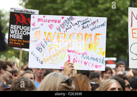 Londres, Royaume-Uni. 12 Sep, 2015. manifestant est titulaire d'une affiche à l'accueil des réfugiés au mois de mars - des dizaines de milliers de manifestants s'est joint à mars en solidarité avec les réfugiés syriens et de célébrer l'élection de Jeremy Corbyn leader du travail Crédit : Finn Nocher/Alamy Live News Banque D'Images