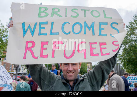 Bristol, UK, le 12 septembre, 2015. Un manifestant participant à une manifestation en faveur des réfugiés à Bristol est titulaire d'un panneau à l'accueil des réfugiés à Bristol. La démonstration faisait partie d'une journée nationale d'action pour appeler le gouvernement britannique à faire plus pour soutenir les réfugiés de quitter les zones de conflit au Moyen-Orient. Credit : lynchpics/Alamy Live News Banque D'Images