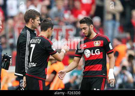 Leverkusen, Allemagne. 12 Sep, 2015. Leverkusen a Chicharito (l) est remplacé par Hakan Calhanoglu durant la Bundesliga match de football entre le Bayer Leverkusen et Darmstadt 98 à Leverkusen, Allemagne, 12 septembre 2015. PHOTO : MAJA HITIJ/DPA (EMBARGO SUR LES CONDITIONS - ATTENTION : En raison de la lignes directrices d'accréditation, le LDF n'autorise la publication et l'utilisation de jusqu'à 15 photos par correspondance sur internet et dans les médias en ligne pendant le match.) Crédit : dpa/Alamy Live News Banque D'Images