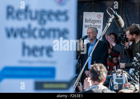 Londres, Royaume-Uni. 12 septembre 2015. Leader du parti nouvellement élu, Jeremy Corbyn, adresses des dizaines de milliers de personnes prenant part à la "solidarité avec les réfugiés au centre de Londres de démonstration pour montrer mon soutien pour la Grande-Bretagne afin d'aider les réfugiés et demandeurs d'asile à l'avance le Secrétaire Teresa May's rencontre avec les 28 États membres de l'UE pour les pourparlers d'urgence sur l'escalade de l'Europe crise des réfugiés. Crédit : Stephen Chung / Alamy Live News Banque D'Images