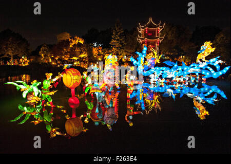 Montréal. 12 Sep, 2015. Lanternes chinoises sont vus dans le Jardin botanique de Montréal Jardin Chinois au Canada, le 12 septembre 2015. Chaque année apporte des lanternes chinoises du Jardin botanique de Montréal Jardin Chinois" à la vie de nuit. Environ 900 lanternes illumineront le Jardin de Chine du 1er novembre jusqu'au 4ème et attirera des milliers de visiteurs. Crédit : Andrew Soong/Xinhua/Alamy Live News Banque D'Images