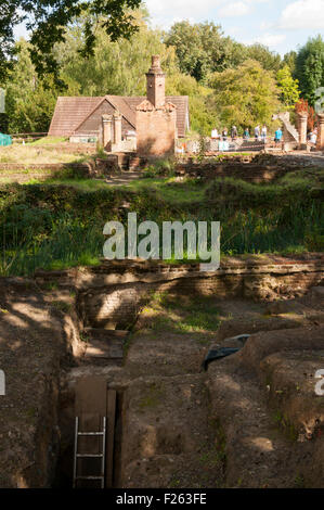 CHISLEHURST, Kent, UK, 12 sept 2015. Le week-end portes ouvertes annuelles de Scadbury Manor, par Orpington & District Archaeological Society, est tenue cette année le 12 et 13 septembre. Les vestiges de l'époque médiévale manoir à douves sont situées entre et de Chislehurst Sidcup et les visiteurs peuvent suivre une visite guidée autour de l'emplacement avec des archéologues sur place pour répondre aux questions. Credit : SJ Images/Alamy Live News Banque D'Images