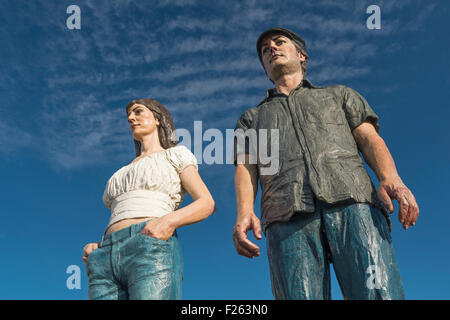 'Couple' une sculpture installée au large de la côte de Newbiggin-by-the-Sea par l'artiste et sculpteur, Sean Henry, Northumberland, Angleterre Banque D'Images