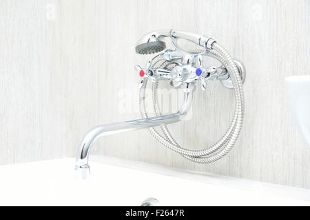 Chrome robinet de salle de bains avec une pomme de douche et robinets Banque D'Images