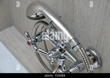 Chrome robinet de salle de bains avec une pomme de douche et robinets Banque D'Images