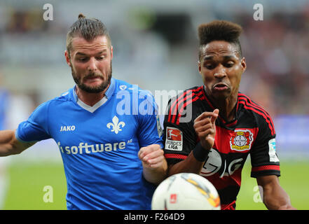 Leverkusen, Allemagne, le 12 septembre 2015, sport, football, Bundesliga, Bayer 04 Leverkusen vs Darmstadt 98 : Marcel Heller (Darmstadt, L) s'attaque à Wendell (Leverkusen). Credit : Juergen Schwarz/Alamy Live News Banque D'Images