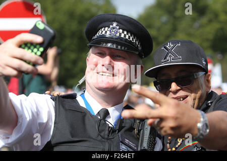 Londres, Royaume-Uni. 12 Sep, 2015. Un agent de police a sa photo prise avec un manifestant au cours de la solidarité avec les réfugiés mars dans le centre de Londres. Credit : Randi Sokoloff/Alamy Live News Banque D'Images