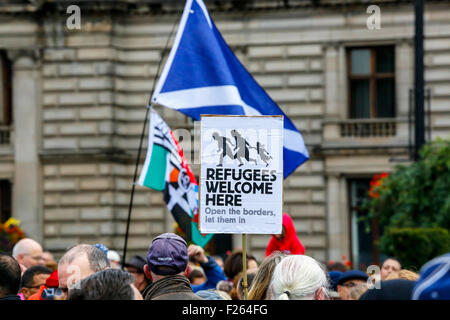 Glasgow, Ecosse, Royaume-Uni. Sept 12, 2015. Malgré la forte pluie, environ 2000 personnes ont assisté à une veillée aux chandelles à George Square, Glasgow pour appuyer les réfugiés syriens. Glasgow récemment conseil qui fournit déjà des maisons pour 55 Syriens, a annoncé qu'il faudra 60 réfugiés. Frank McAveety, le nouveau chef du Conseil de Glasgow ont assisté à la manifestation. Credit : Findlay/Alamy Live News Banque D'Images