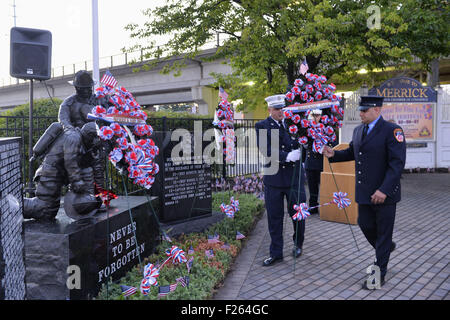 Merrick, New York, USA. Sep 11, 2015. Merrick et un pompier de New York une couronne à la mémoire d'Ex-Chief Ronnie E. Gies à Merrick Merrick Cérémonie commémorative pour les pompiers volontaires et les résidents qui sont morts en raison d'attentats terroristes à New York Tours Jumelles. Gies, de Merrick F.D. et FDNY Squad 288 Ex-Captain, et Brian E. Sweeney, du Merrick F.D. et FDNY Rescue 1, est mort en réponse à des attaques du 11 septembre 2001. © Ann Parry/ZUMA/Alamy Fil Live News Banque D'Images